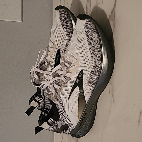 Brooks Levitate 4 Running Training Athletic Sneakers Wmn 9.5 Black White DNA AMP - Picture 2 of 16